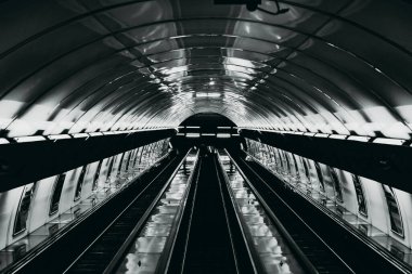 Metrodaki yürüyen merdivenlerin alt görüntüsü