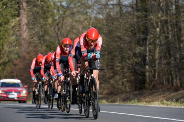 DAMPIERRE EN BURLY - FRANCE 7 Mart 2023: profesyonel bisiklet yarışı PARS NICE 2023 takım zamanındaki bisiklet takımı Lotto Dstny 'ye bakın.