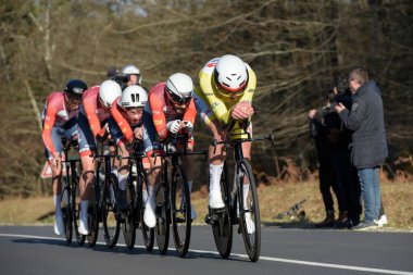 Profesyonel bisiklet yarışı PARS NICE 2023 'ün takım zamanındaki Trek Segafredo bisiklet takımına bakın.