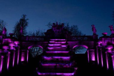 Saint Cloud - Fransa - Ocak 2023: Noel Aydınlanmaları sırasında Saint Cloud parkı manzarası