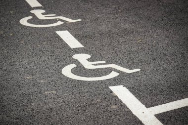 Fransa 'daki engelli bölgeler için ayrılmış işaret logosunun görünümü