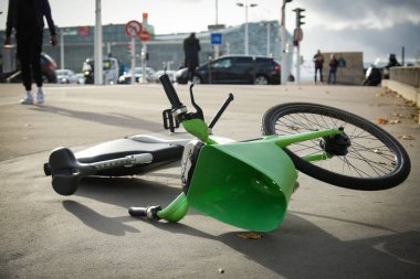 Paris 'teki şehir merkezinde meydana gelen trafik kazasının ardından yerde bir bisikletin görüntüsü