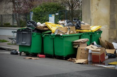 Paris 'teki çöp toplayıcılarının grevini takiben çöplerle dolup taşan çöp kutusu manzarası