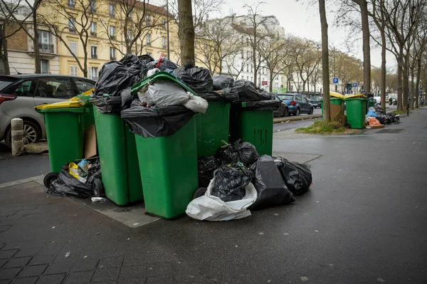 Blick Auf Überfüllte Mülltonnen Nach Dem Streik Der Müllsammler Paris Stockbild