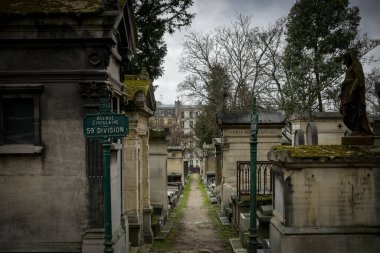 Kışın Paris 'teki Pere Lachaise mezarlığının manzarası.