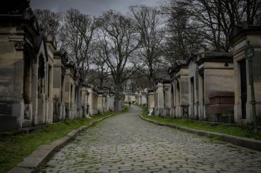 Kışın Paris 'teki Pere Lachaise mezarlığının manzarası.