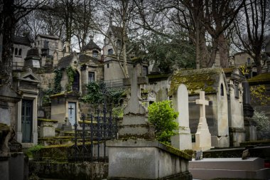 Kışın Paris 'teki Pere Lachaise mezarlığının manzarası.