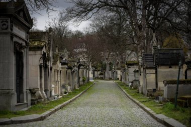 Kışın Paris 'teki Pere Lachaise mezarlığının manzarası.