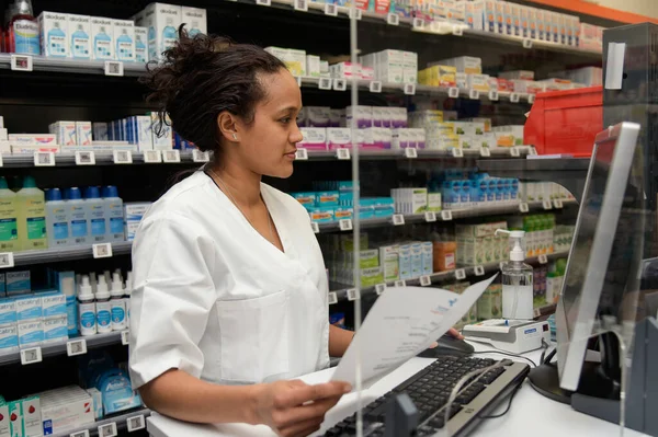 Joven Farmacéutica Que Trabaja Ordenador Tienda — Foto de Stock