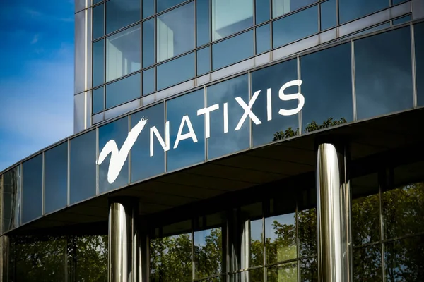Paris - Fransa - Kasım 2022: Ünlü bir Fransız bankası olan Natixis tabelasının manzarası