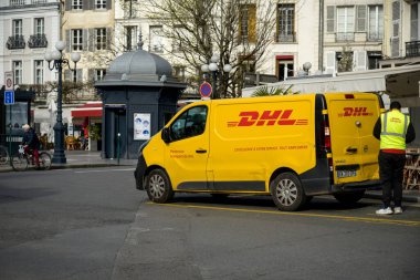 Fontainebleau - Fransa - Mart 2023: DHL şirketinin teslimatçısının sokak manzarası