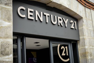 Fontainebleau - Fransa - Mart 2023: Ünlü bir emlak acentası tabelası olan 21. yüzyıl tabelasına bakın