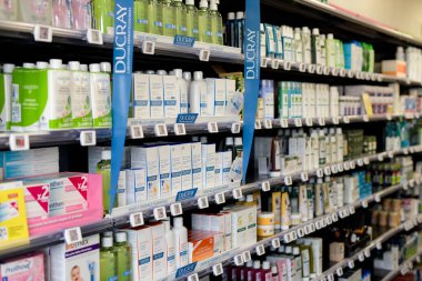 Boissise le Roi - Fransa - Mart 2023: Eczanedeki vücut bakım ürünlerine bakış