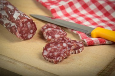 Masadaki kesme tahtasındaki kuru sosis manzarası