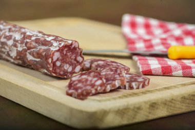 Masadaki kesme tahtasındaki kuru sosis manzarası