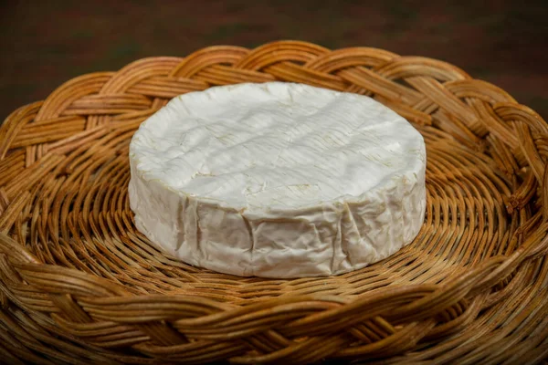 View Coulommiers Cheese Wicker Basket — Stock Photo, Image