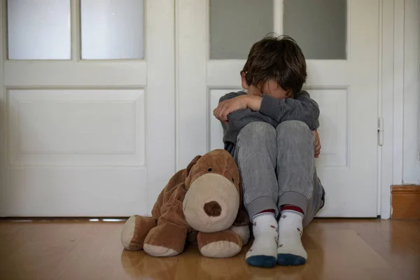 Blick Auf Ein Kind Das Opfer Von Kindesmissbrauch Seinem Zimmer Stockbild