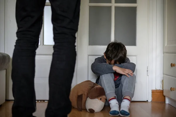 Vue Enfant Victime Mauvais Traitements Dans Chambre Photo De Stock