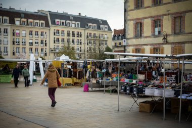 Fontainebleau - Fransa - Mart 2023: Fontainebleau şehri pazarı