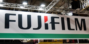 Paris - Fransa - Ekim 2022: Fujifilm fotoğraf fuarındaki tabela
