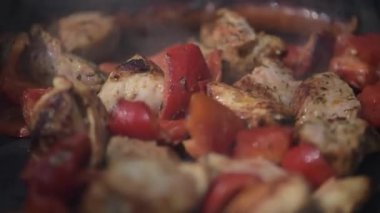 Tavuğun ızgarada pişirildiğini görmek