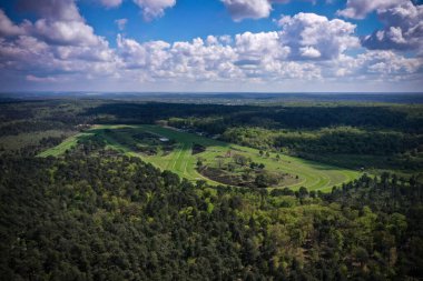 Fransa 'nın Seine et Marne kentindeki Fontainebleau ormanındaki Solle hipodromunun hava görüntüsü.