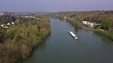 Seine et Marne 'daki Seine nehrinin hava manzarası.