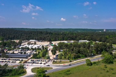 Fransa 'nın Seine et Marne kentindeki Fontainebleau ormanındaki Grand Parquet binicilik sahasının havadan görünüşü