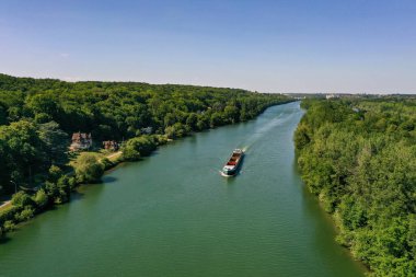 Fransa 'da Seine et Marne' de bir mavna ile Seine nehri manzarası