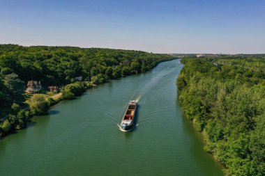 Fransa 'da Seine et Marne' de bir mavna ile Seine nehri manzarası