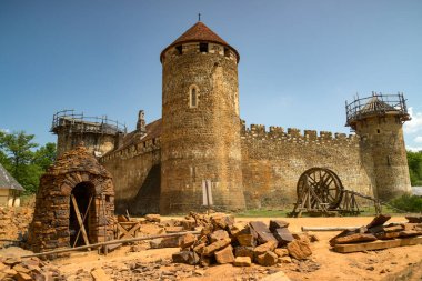 Guedelon - Fransa - Mayıs 2023: Fransa 'nın Bourgogne kentindeki Guedelon' un ortaçağ inşasına bakın