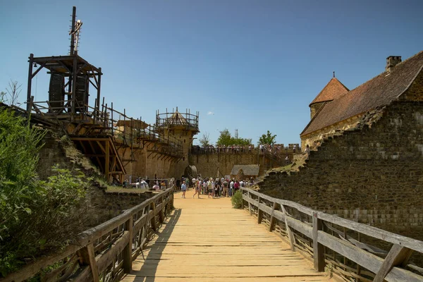 ゲデロン フランス 2023年5月 フランスのブルゴーニュでゲデロンの中世の建設を見る ロイヤリティフリーのストック画像