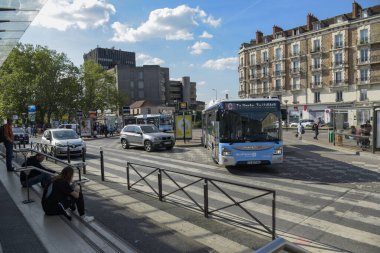 Melun - Fransa - Haziran 2023: Seine et Marne 'deki Melun şehrinin istasyonundaki Transdev şirketinin otobüsünde.