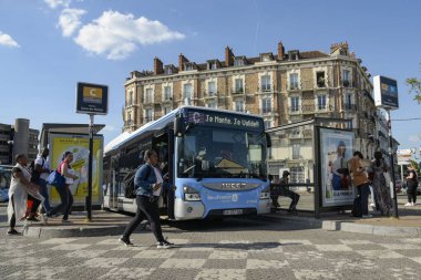 Melun - Fransa - Haziran 2023: Seine et Marne 'deki Melun şehrinin istasyonundaki Transdev şirketinin otobüsünde.