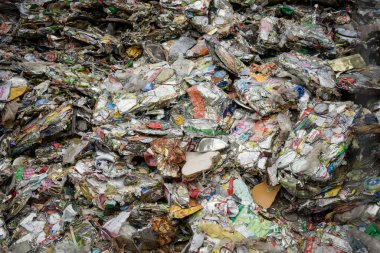 MELUN - FRANCE - Ekim 2023: Bir fabrikada geri dönüştürülecek plastik atık yığınına bakın