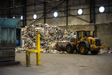 MELUN - FRANCE - Ekim 2023: Bir fabrikada geri dönüştürülecek plastik atık yığınına bakın