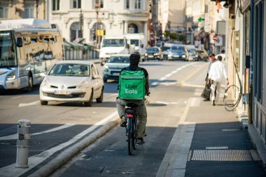 MELUN - FRANCE - HAZİRAN 2023: Kasaba merkezinde Uber Ye adlı bisikletçinin görüntüsü