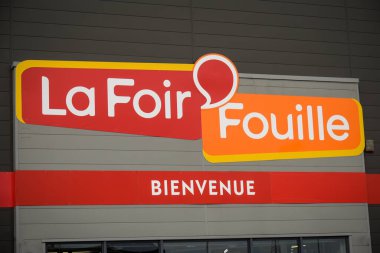 Dammarie les Lys - Fransa - Mart 2024: Foir Fouille tabelasında görünüm