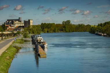 Fransa 'daki Pont sur Yonne şehrinin manzara fotoğrafçılığı