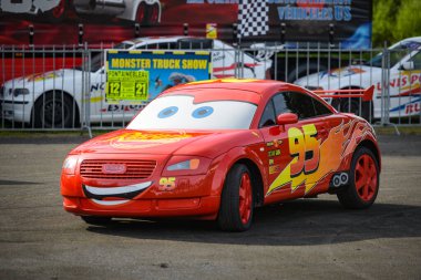 Fontainebleau - Fransa - 13 Nisan 2024: Muhteşem bir araba dublörü gösterisi