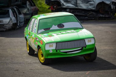 Fontainebleau - Fransa - 13 Nisan 2024: Muhteşem bir araba dublörü gösterisi