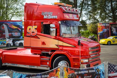 Fontainebleau - Fransa - 13 Nisan 2024: Muhteşem bir araba dublörü gösterisi