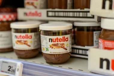Melun - Fransa - 20 Nisan 2024: Fransa 'da bir süpermarkette bir kavanoz Nutella manzarası