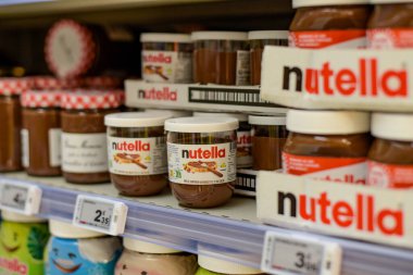 Melun - Fransa - 20 Nisan 2024: Fransa 'da bir süpermarkette bir kavanoz Nutella manzarası
