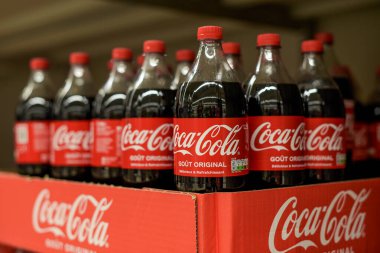 Melun - Fransa - 20 Nisan 2024: Bir süpermarkette Coca Cola şişelerinin gösterimi