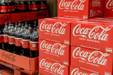 Melun - Fransa - 20 Nisan 2024: Bir süpermarkette Coca Cola şişelerinin gösterimi