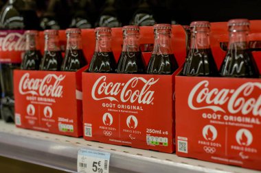Melun - Fransa - 20 Nisan 2024: Bir süpermarkette Coca Cola şişelerinin gösterimi