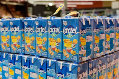 Melun - Fransa - 20 Nisan 2024: Bir süpermarketteki laktalis grubuna ait süt paketlerinin görünümü.