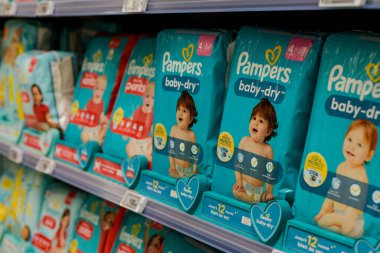 Melun - Fransa - 20 Nisan 2024: Süpermarket vitrininde çocuk bezi görmek