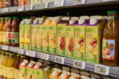 Melun - Fransa - 20 Nisan 2024: Bir süpermarkette dört markalı biyo-meyve suyu manzarası